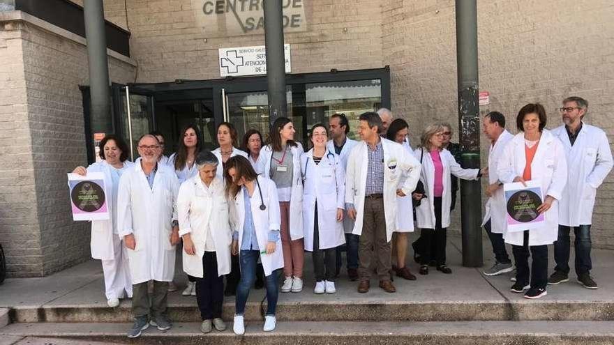 Personal sanitario concentrado ayer ante el centro de salud de Lérez. // FdV