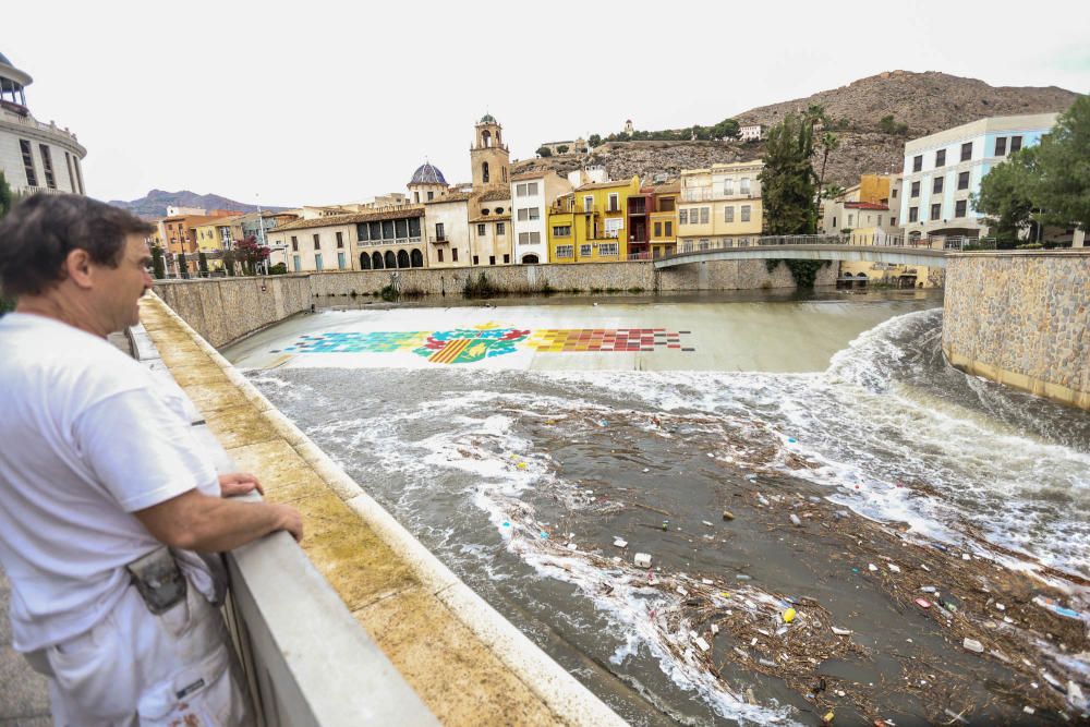 La CHS investiga la aparición de espuma en superficie a lo largo del cauce del Segura en toda la comarca, tras las lluvias que se han registrado en los últimos días.