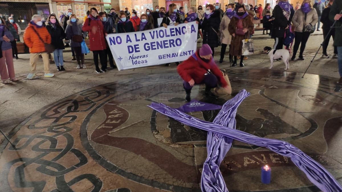 Acto contra la violencia de género del pasado año, en la Plaza Mayor de Benavente. / E. P.