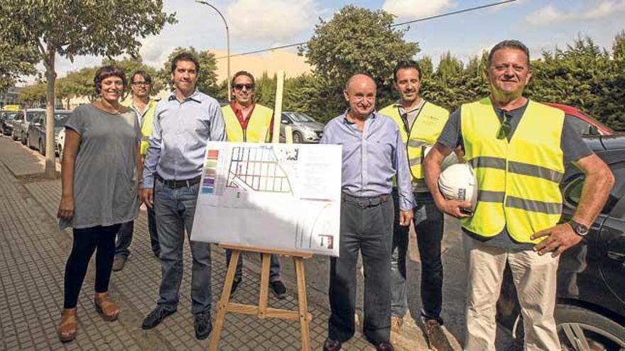 Los impulsores del proyecto junto al mapa con las obras previstas en el polígono.