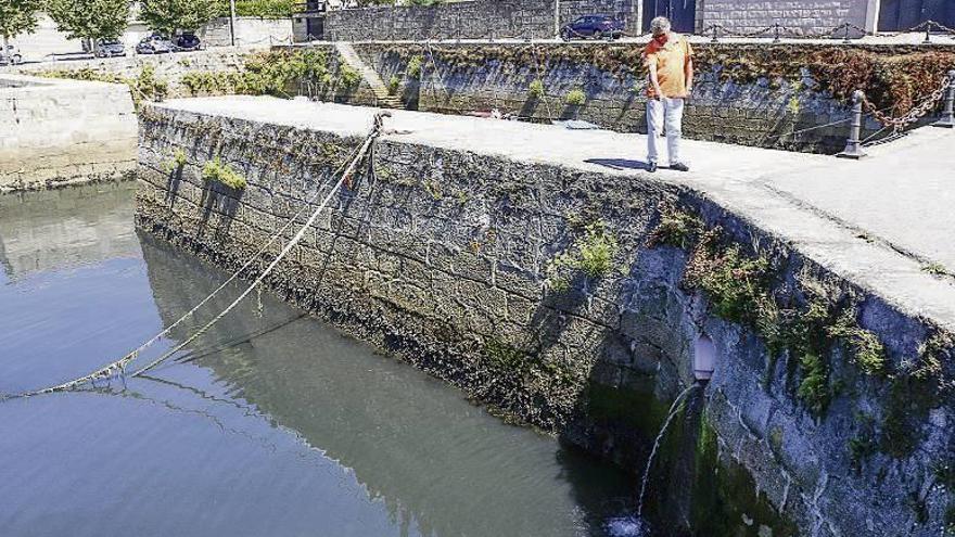 Punto del vertido en la zona del puerto de Chapela, ayer. // Ricardo Grobas