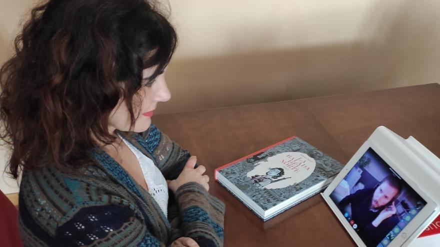 La biblioteca celebra un club de lectura virtual con la presencia del escritor Alfonso Zapico