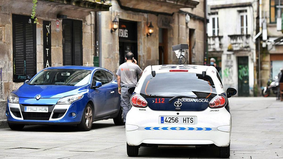 El “Multamóvil” fotografía a un vehículo detenido en el centro histórico de Pontevedra. |   // GUSTAVO SANTOS