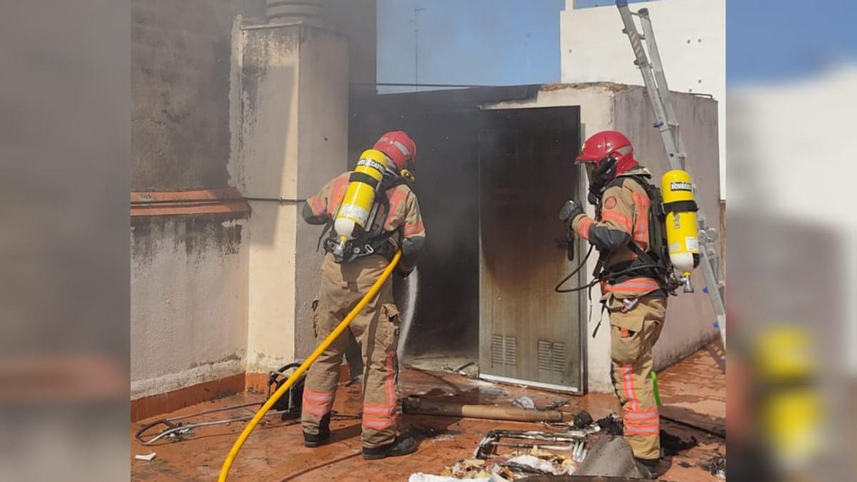 Imagen del incendio sufrido este martes en un trastero de una vivienda ubicada en Castelló.
