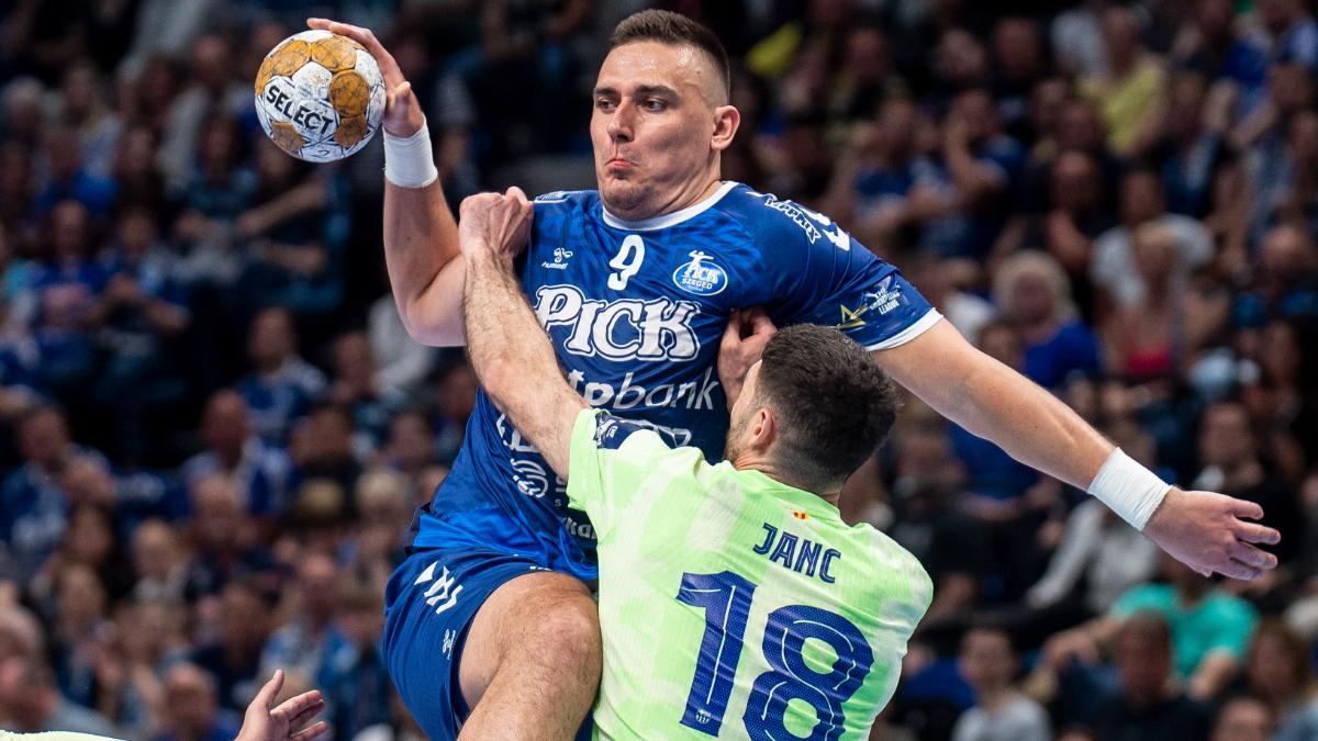 Blaz Janc, en tareas defensivas ante Richard Bodo