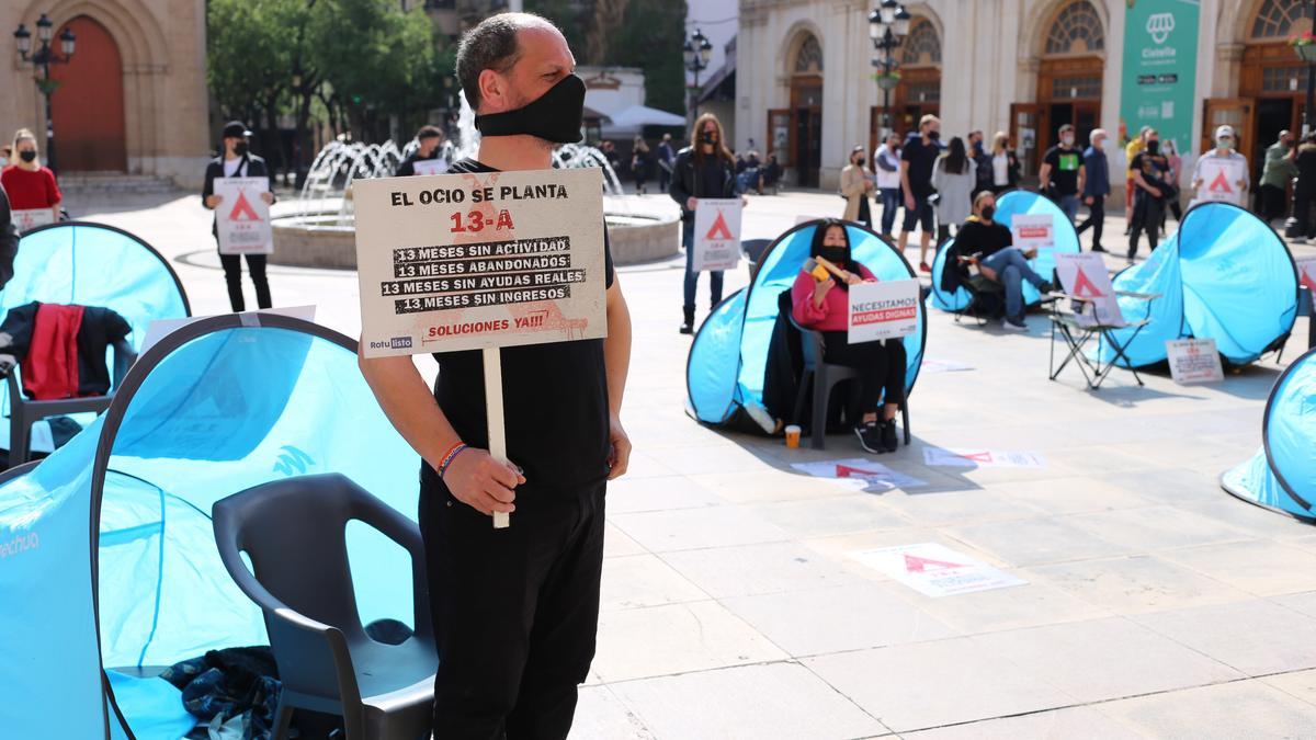 El ocio nocturno acampa en la plaza Mayor siguiendo la protesta de sus colegas de la Comunitat frente al Palau.