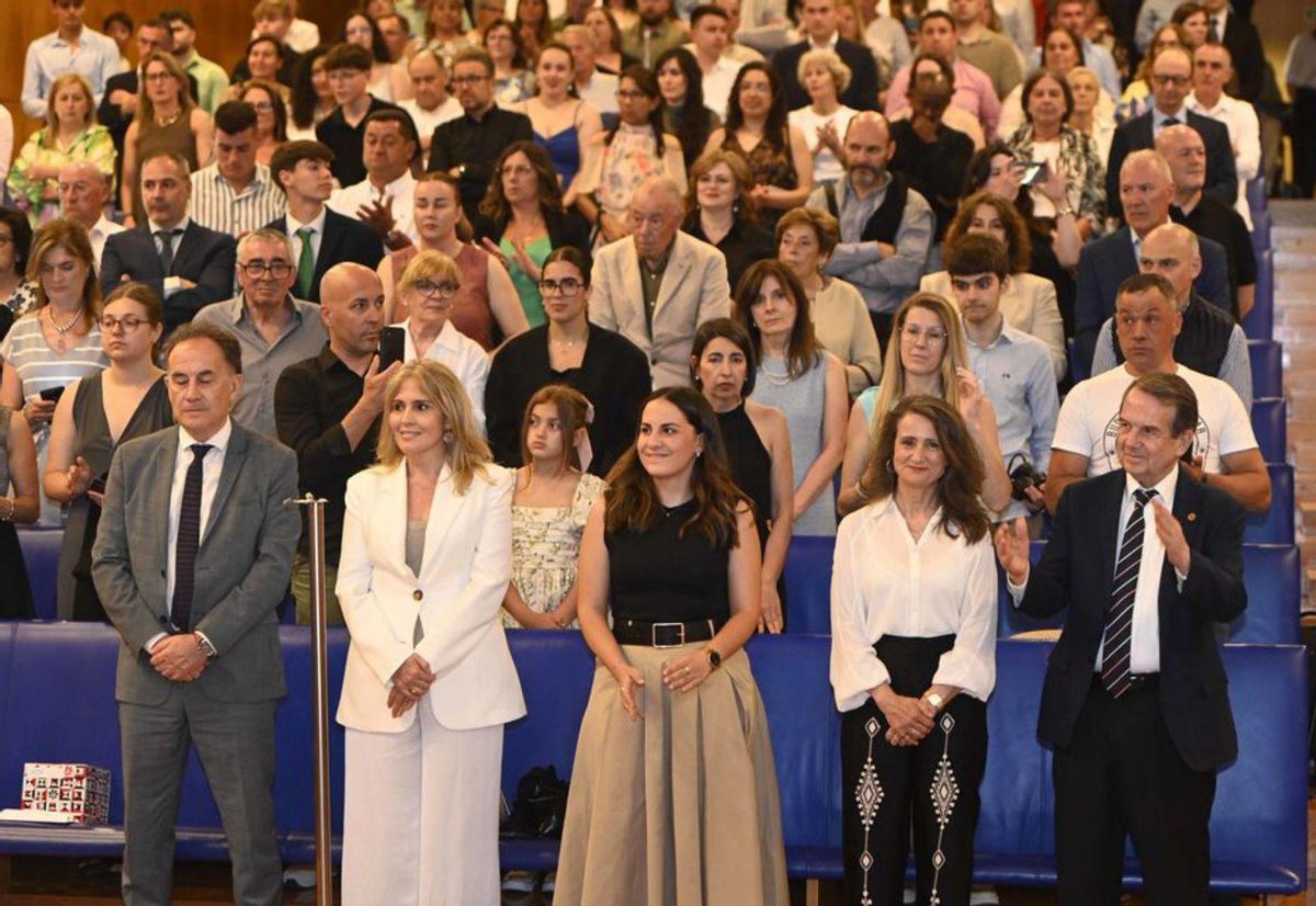 Entrega de diplomas a los 75 alumnos del grado de ADE en el campus |
