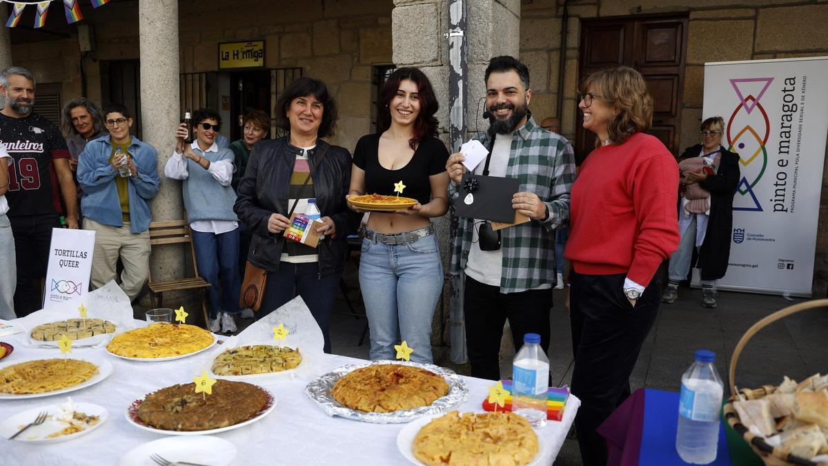 La vencedora en la categoría de tortilla queer, Marián Vecino, con el jurado de esta modalidad, en el que figuró el chef Rubén González, de El Cafetín.