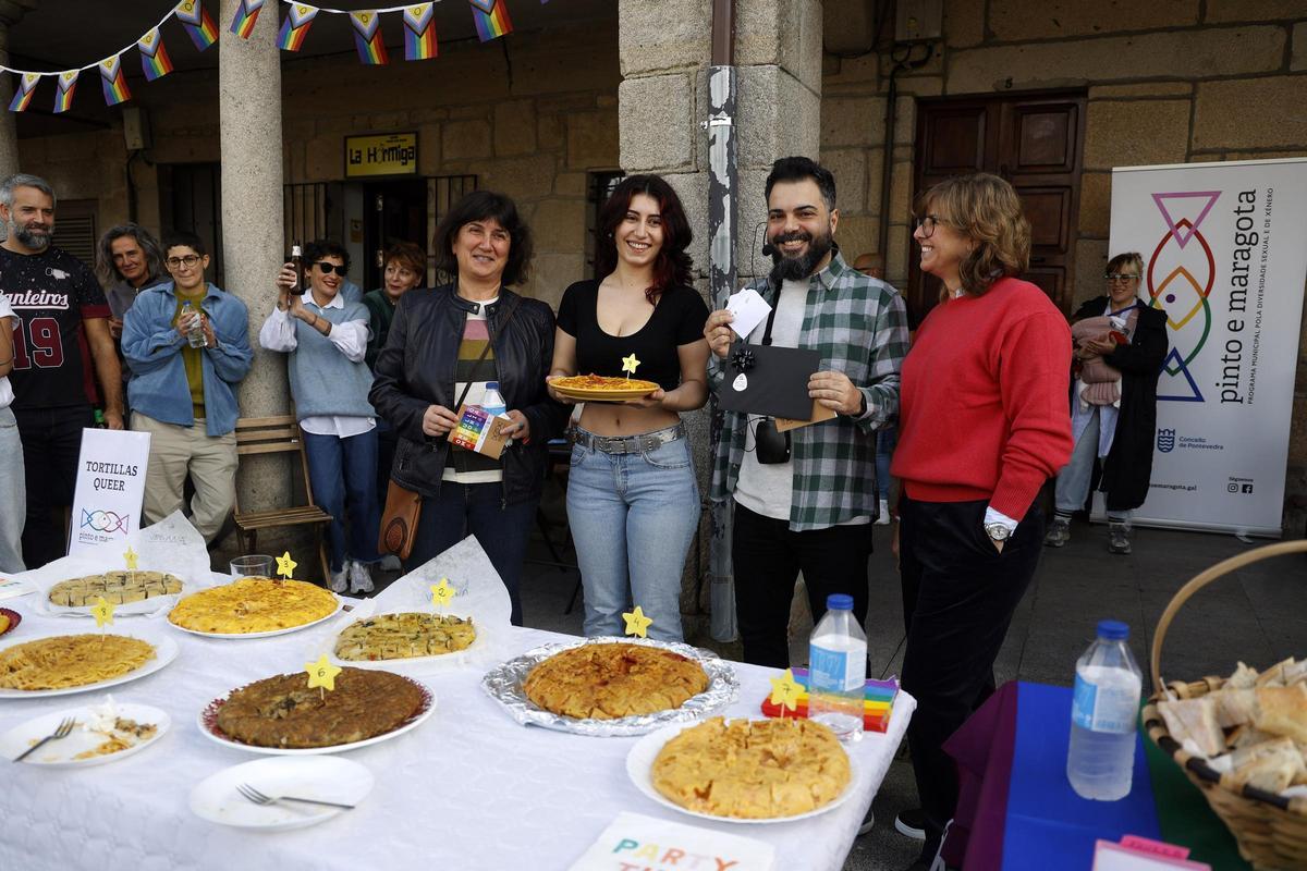 La vencedora en la categoría de tortilla queer, Marián Vecino, con el jurado de esta modalidad, en el que figuró el chef Rubén González, de El Cafetín.