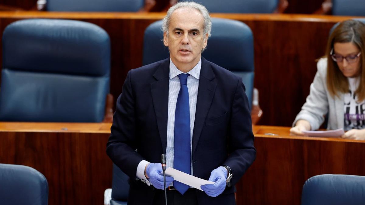 El consejero madrileño de Sanidad, Enrique Ruiz Escudero, en un pleno de la Asamblea de Madrid.