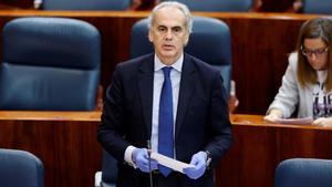 GRAF2172. MADRID, 07/05/2020.- El consejero de Sanidad, Enrique Ruiz Escudero durante el pleno de la Asamblea de Madrid este jueves donde el gobierno regional tratará asuntos sobre el futuro de las residencias, el plan del Gobierno regional para hacer frente a la crisis de la COVID-19, la desescalada o la regulación de la Renta Mínima de Inserción. EFE/Chema Moya POOL