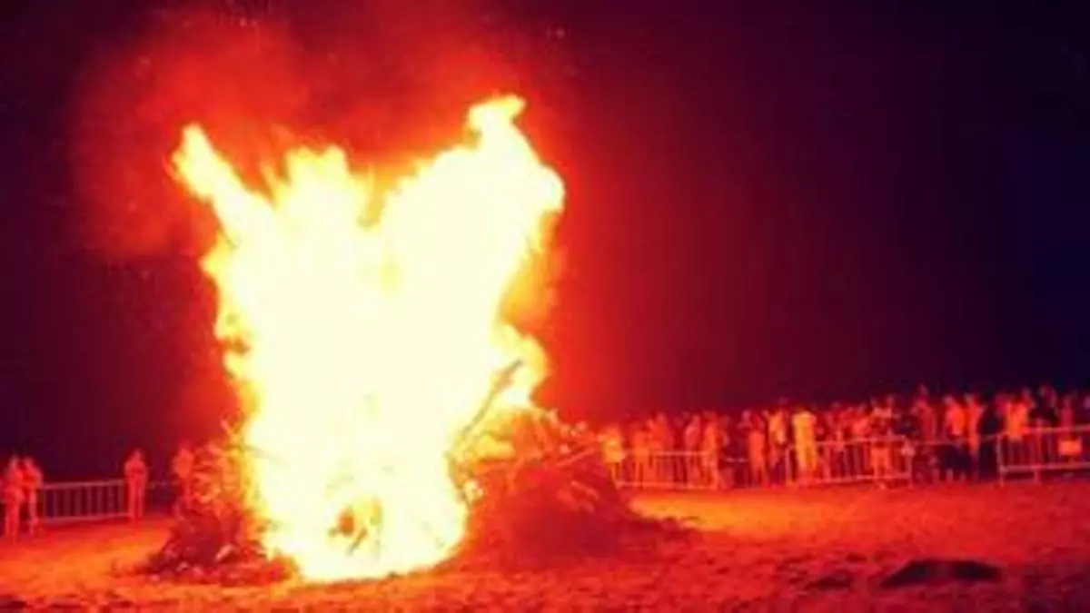 Nerja recupera la tradicional quema del júa la noche de San Juan