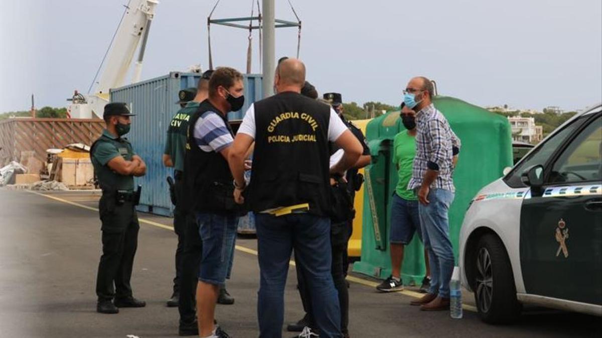 Dispositivo policial en el puerto de Portocolom tras hallar dos cadáveres de dos hombres en un acantilado cerca de Portocolom