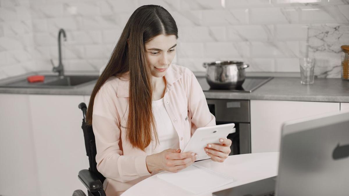 Una mujer realiza una compra por internet.