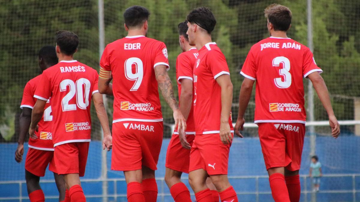 Los jugadores del Ebro celebran un gol en un choque de pretemporada