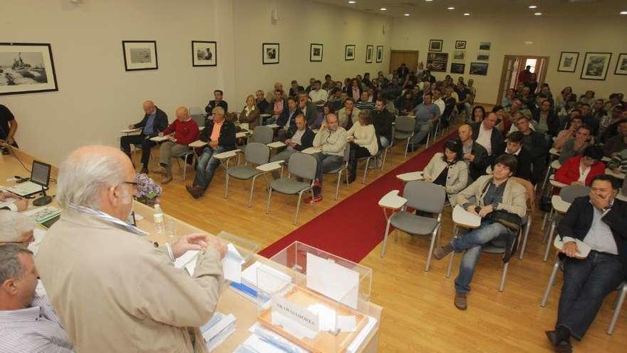 Asamblea en Santiago en 2014 para elegir al presidente de la Federación Galega de Confrarías de Pescadores.