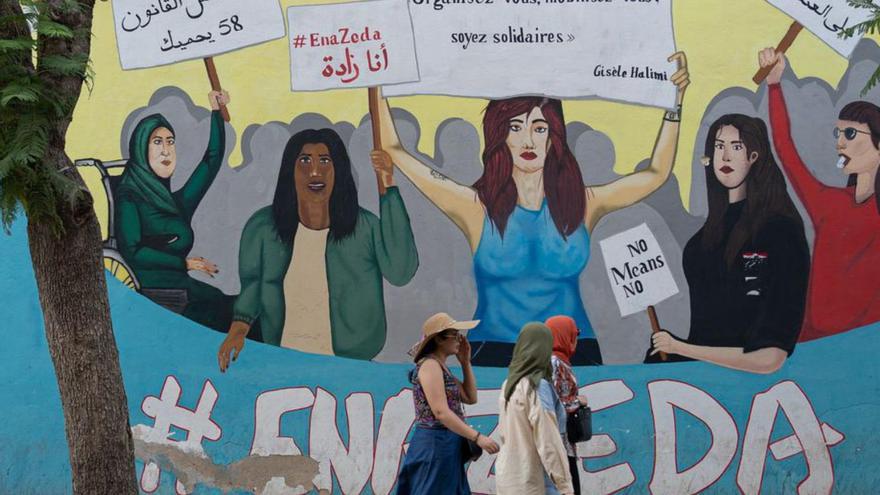 Un grup de noies davant un mural al centre de Tunis | BRUNA CASAS