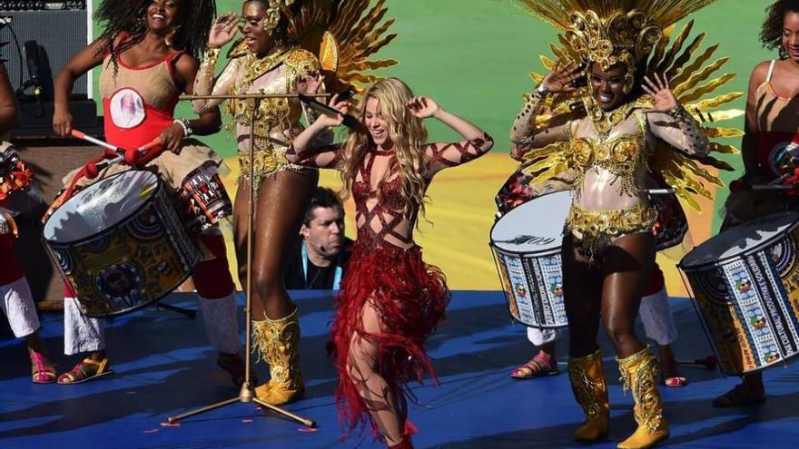 Shakira enciende Maracaná en una fiesta de clausura con mucha samba