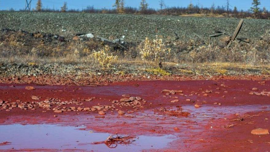 Un río del Gran Norte ruso se tiñe de rojo debido a la polución