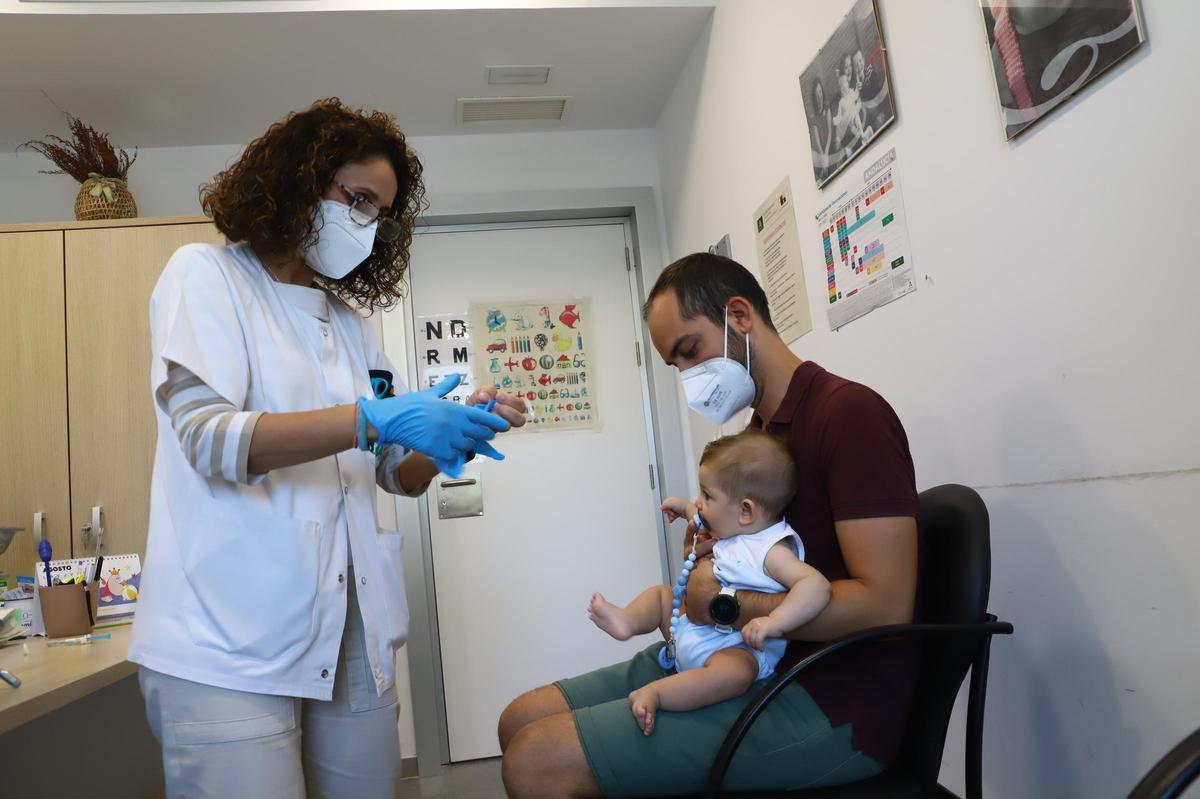 Una enfermera del centro de salud Centro se dispone a vacunar a un bebé frente al VRS, causante de la mayoría de bronquioliits.