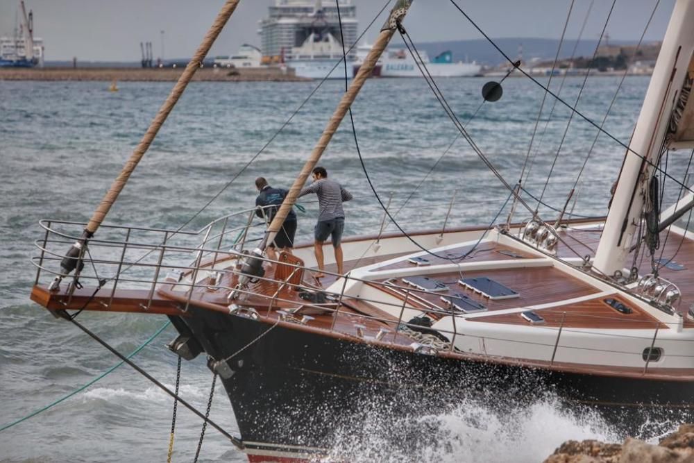 Un velero a la deriva embarranca en Palma