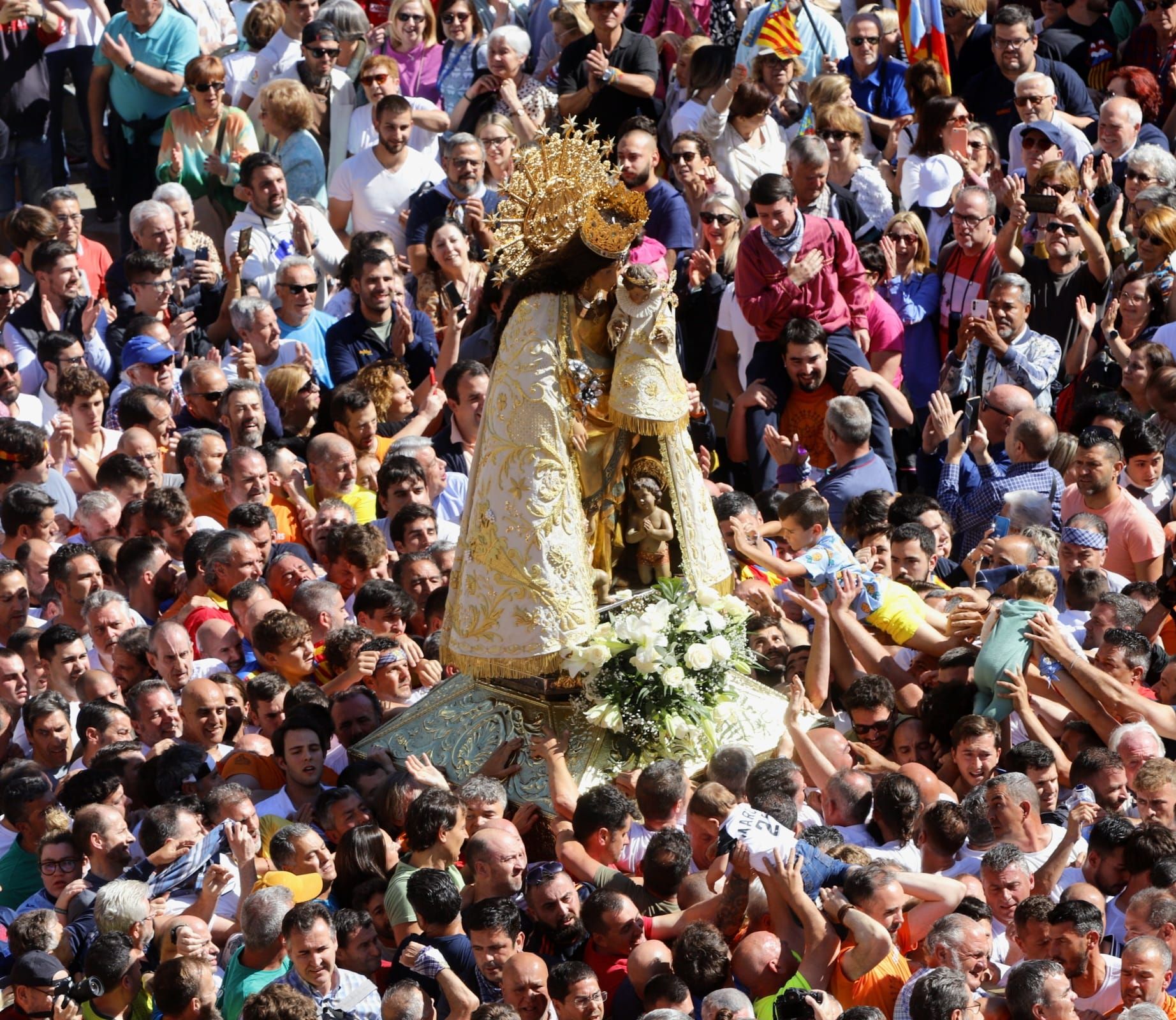 Muchos valencianistas acompañan a la Virgen de los Desamparados en su Traslado