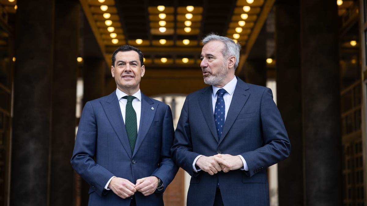 El presidente de Andalucía, Juanma Moreno, y el presidente de Aragón, Jorge Azcón, este viernes en el Pignatelli.