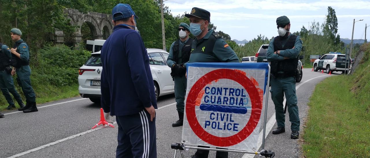 Intervención policial con motivo de la &quot;guerra de la mejilla&quot;, el año pasado.