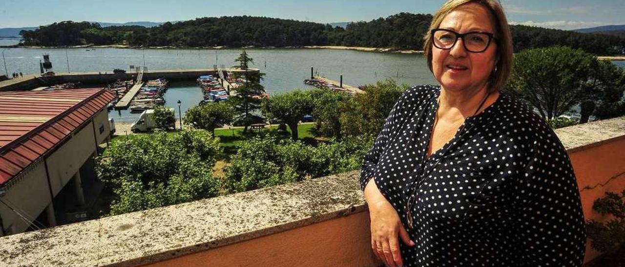 Emilia Iglesias Catoira, &quot;Milucha&quot;, en la terraza de su ático, en la alameda de Carril, con su Cortegada natal al fondo. // Iñaki Abella