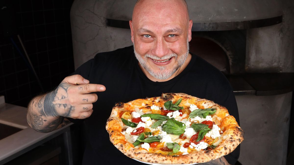 Francesco Martucci, el mejor ‘pizzaiolo’ del mundo, con la pizza que creó para Grosso Napoletano.