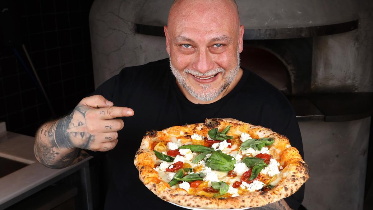Francesco Martucci, el mejor ‘pizzaiolo’ del mundo, con la pizza que ha creado para Grosso Napoletano.