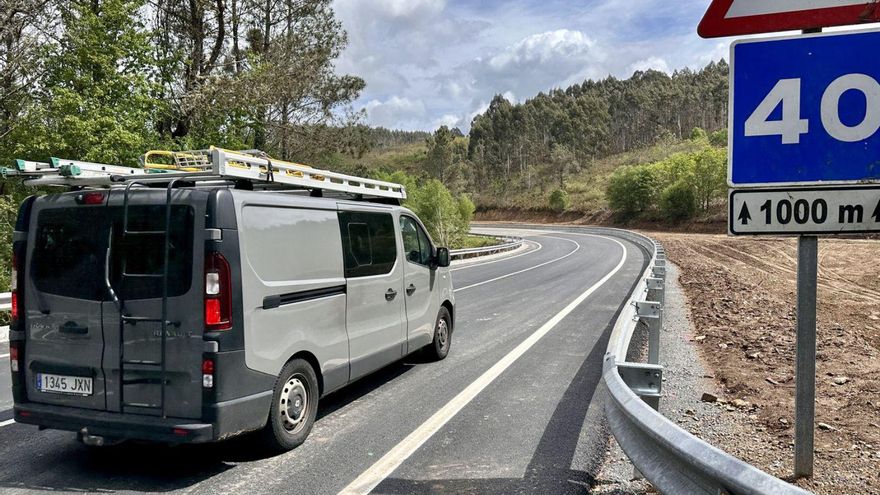 Vehículos ya circulando por la vía desde ayer por la mañana. | // BERNABÉ