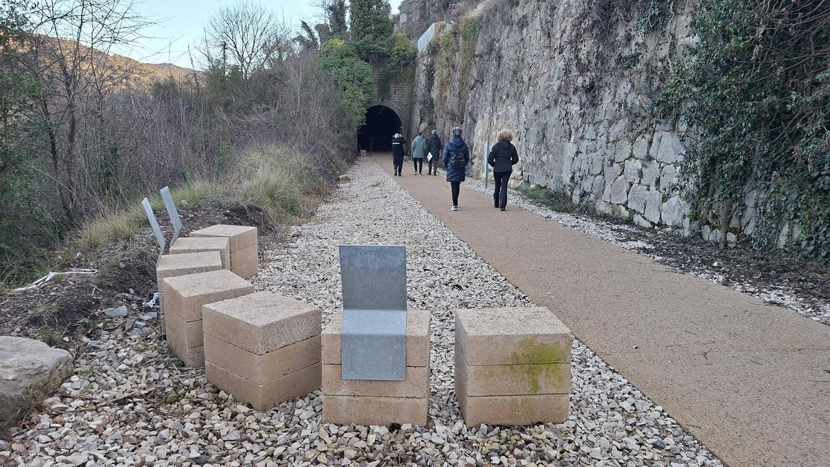 Veïns caminant pel nou tram de Via del Carrilet