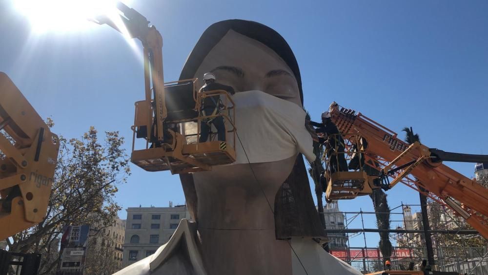 Momento histórico de la incorporación de la mascarilla al remate de la falla municipal.