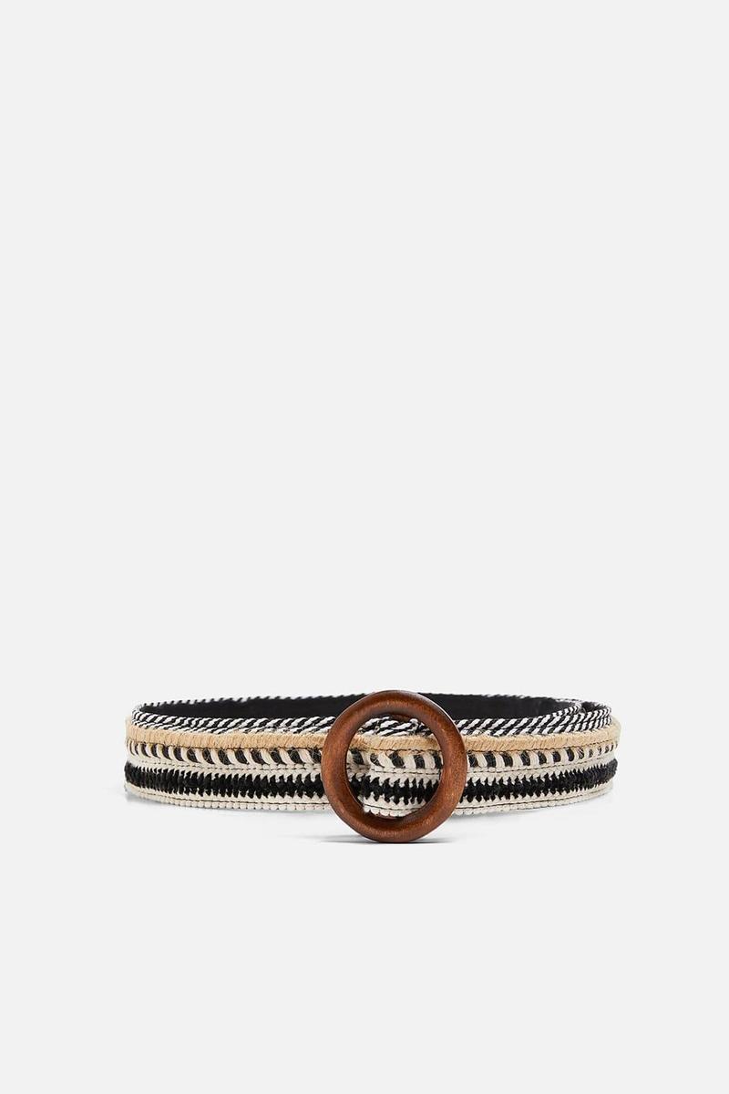 Cinturón con hebilla de madera de Zara. (Precio: 17, 95 euros)