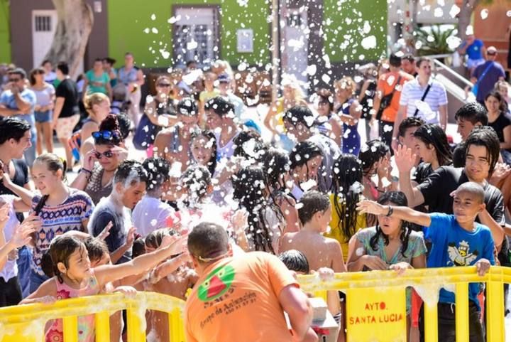 Fiesta de la espuma en la Plaza San Rafael en Vecindario