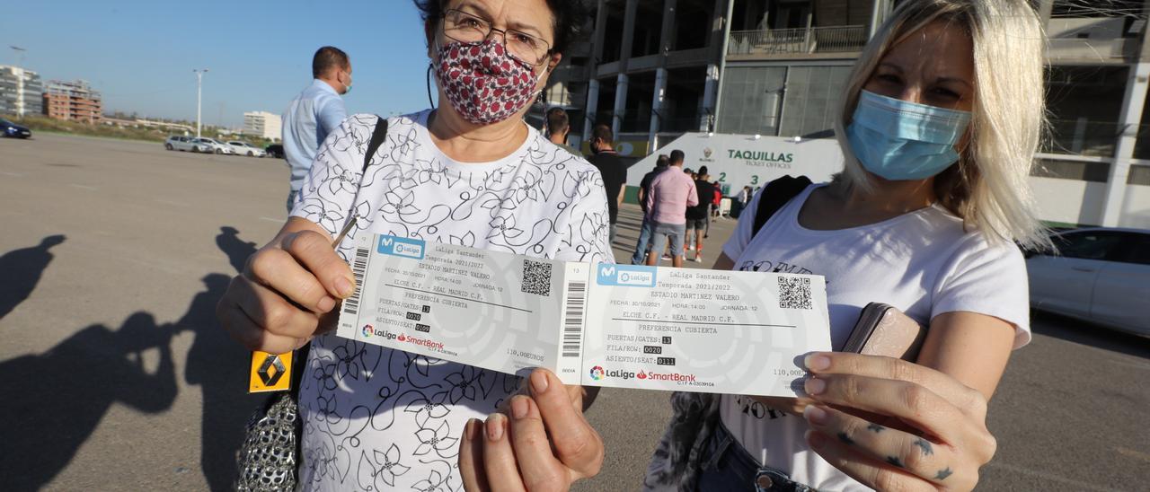 Dos aficionados muestran su entrada