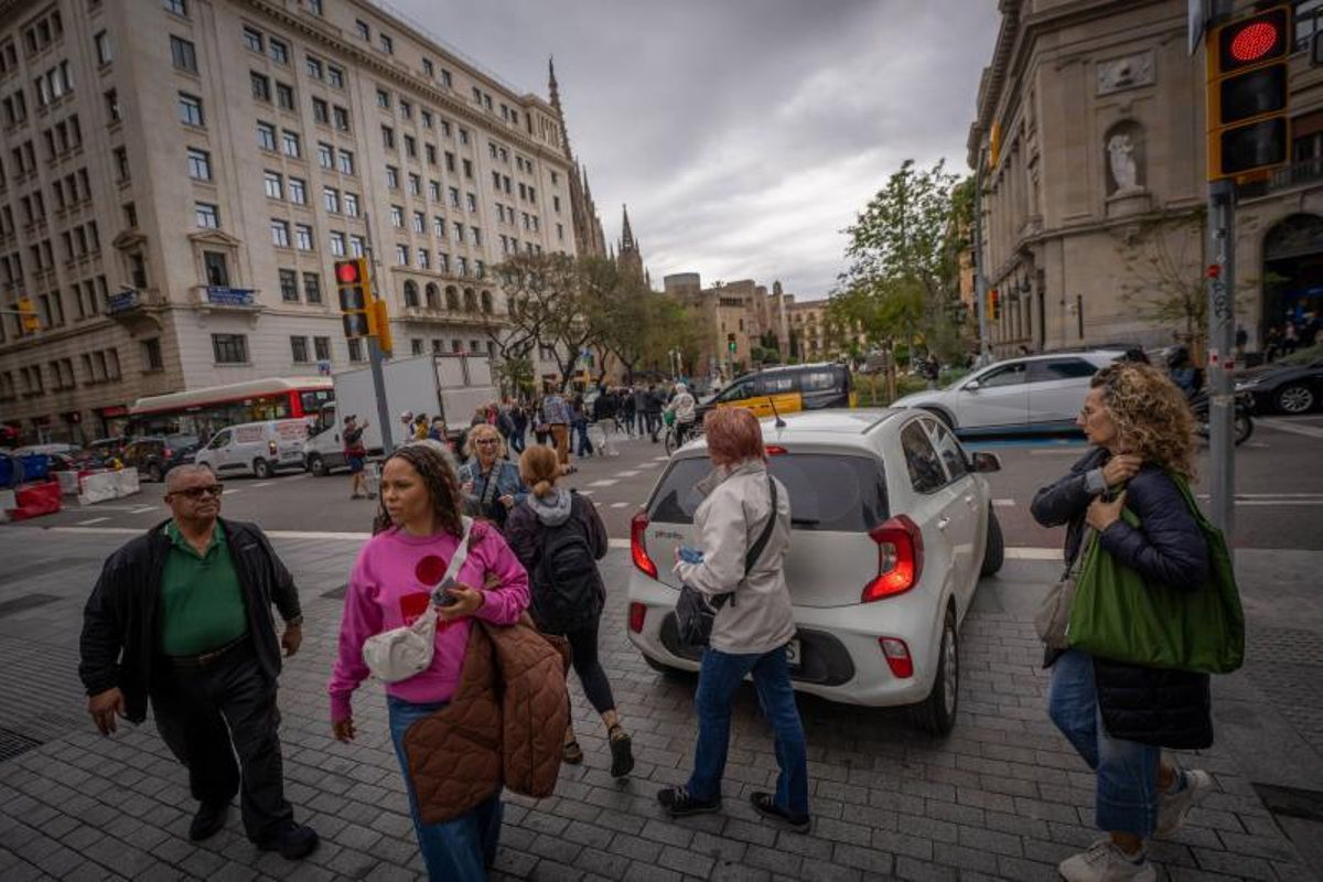 La convivencia entre peatones, coches que van hacia el mercado y vehículos que salen y entran del párking penaliza a los primeros.