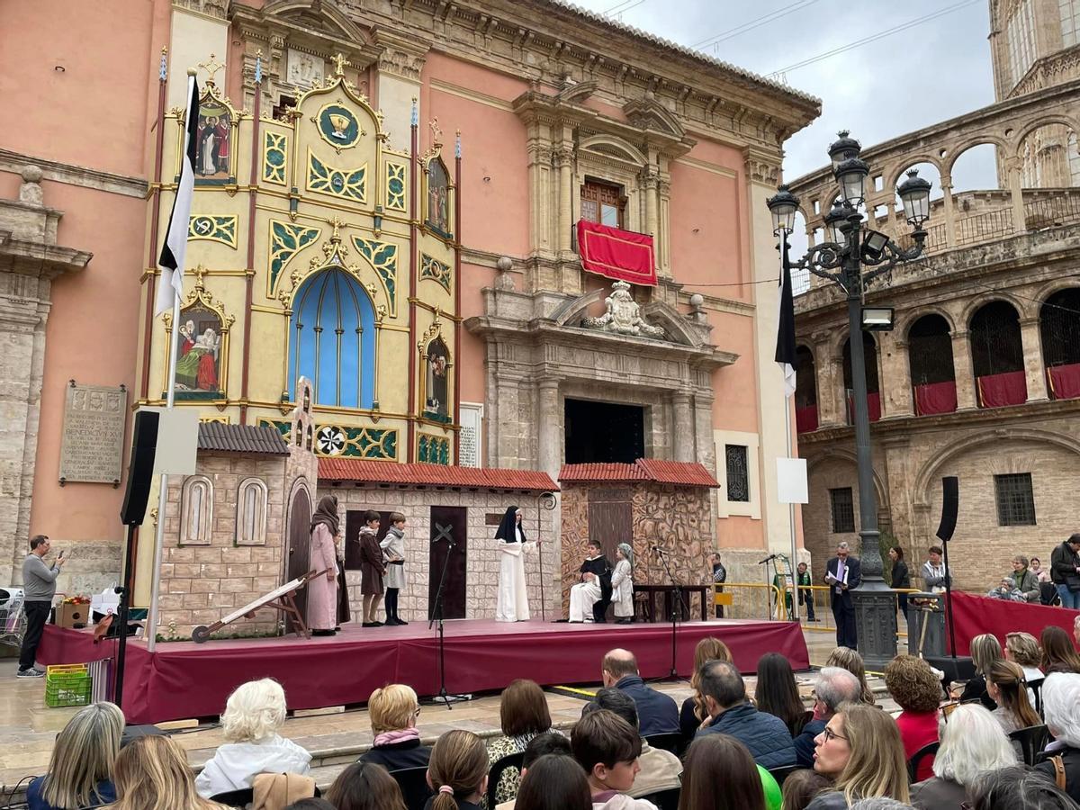 La festividad de San Vicente Ferrer se celebra con los tradicionales altares donde se escenifican los 'miracles'.