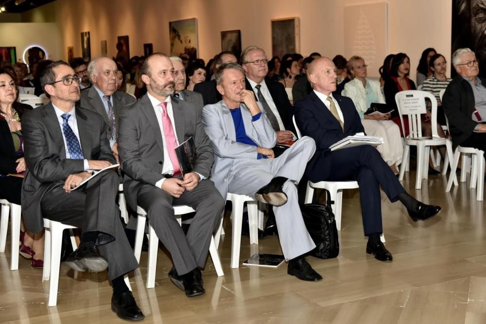 Representantes del Ayuntamiento y la Diputación han estado hoy acompañando a la Fundación Jorge Alió en la presentación de esta muestra