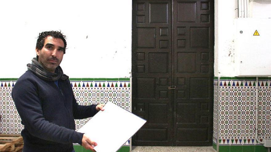 Marcos Antonio Ruiz, director del CEIP Prácticas nº 1, ante uno de los accesos al Archivo Notarial, desde el colegio.