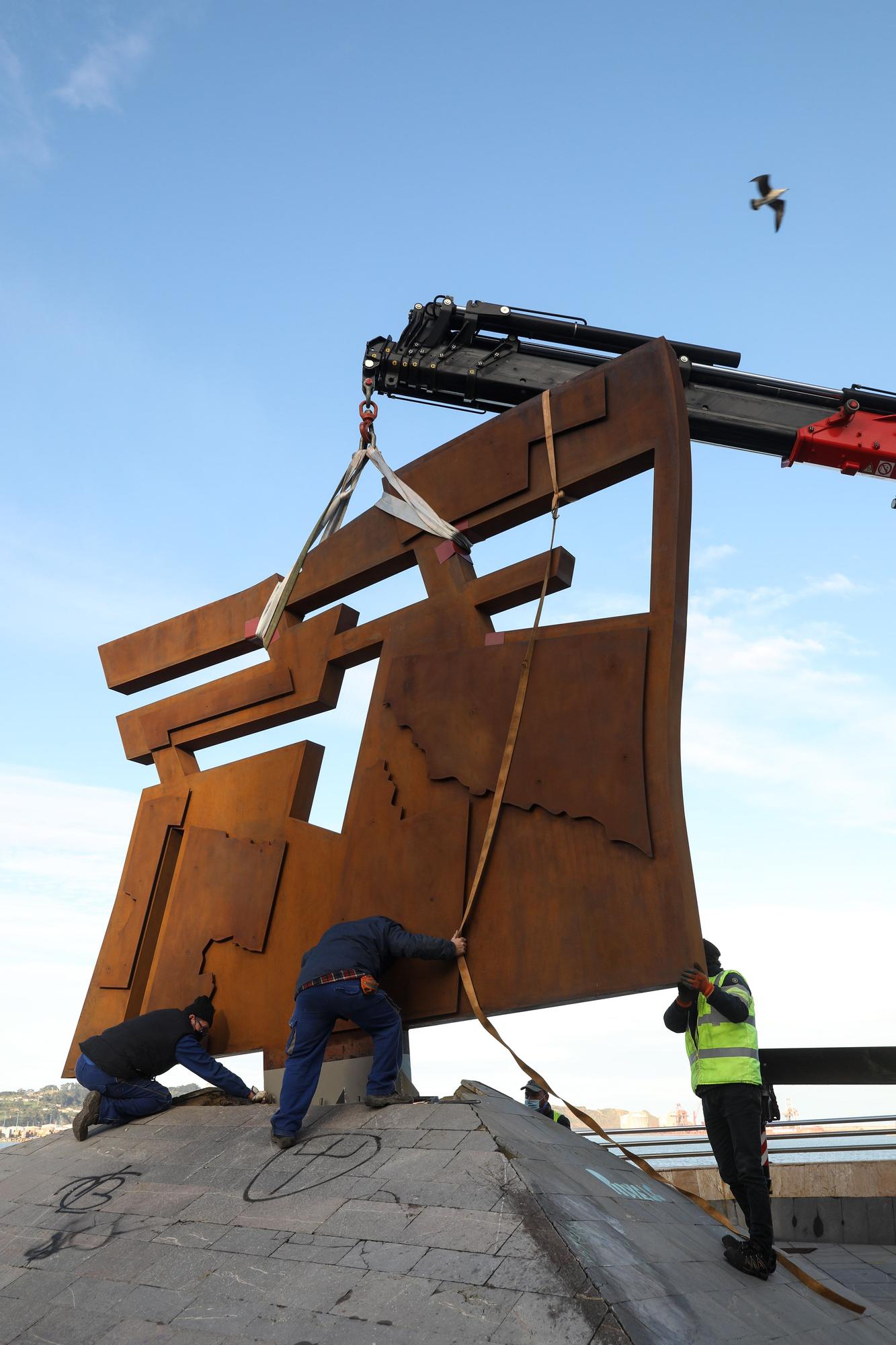 Instalación de la escultura Nordeste, ya restaurada