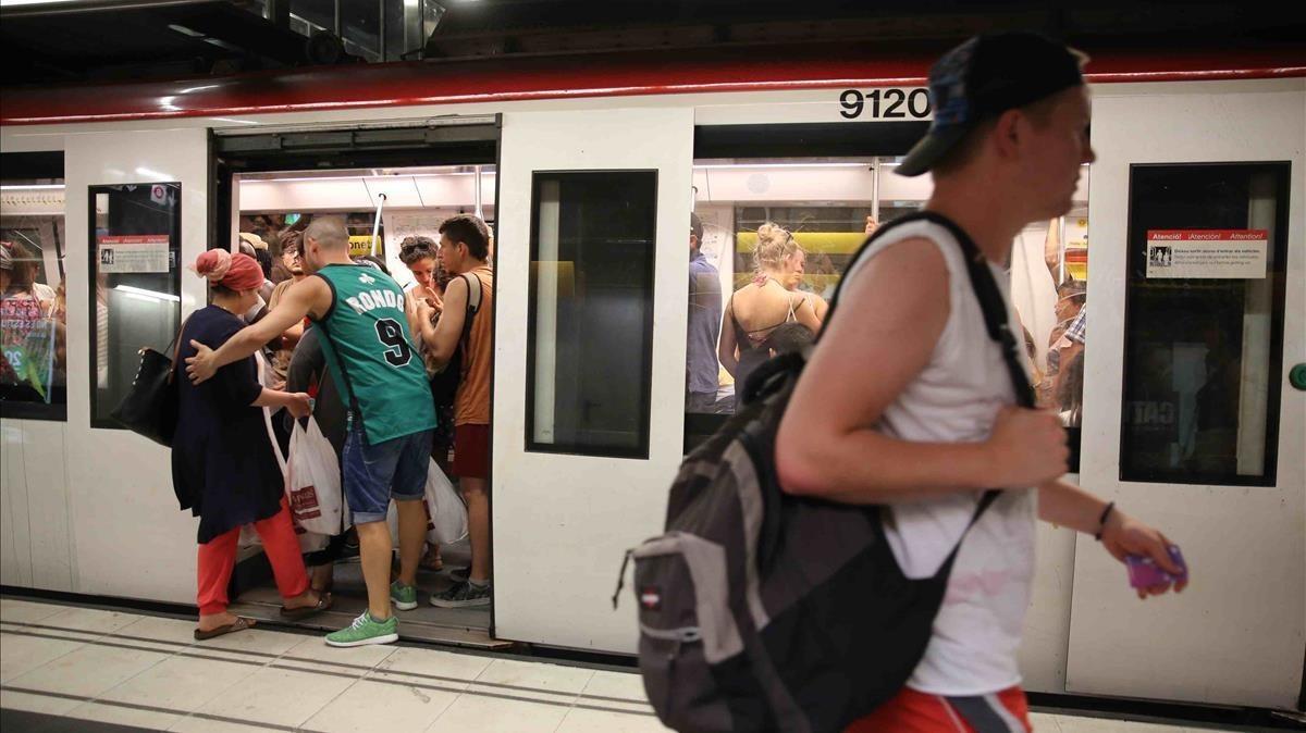 zentauroepp34812092 barcelona 25 07 2016 verano la linea 4 del metro abarrota170814130039 zentauroepp34812092 barcelona 25 07 2016 verano la linea 4 del metro abarrota170814130039