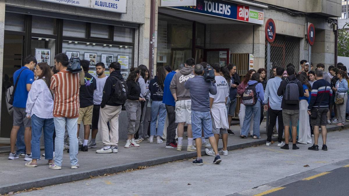 Una cola de estudiantes en busca de piso frente a una inmobiliaria de Santiago, a principios de julio pasado