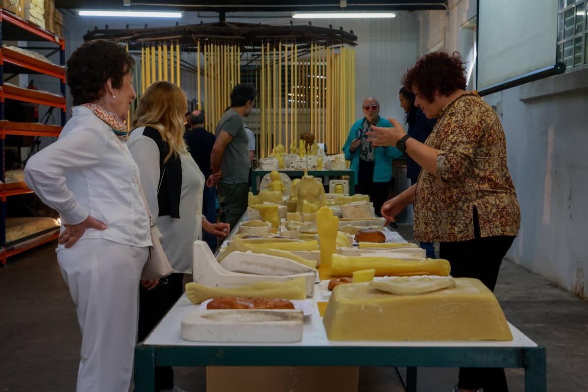 El taller en el que Antoni Miralda presentó su «Romería Update», fusionando su arte con los moldes de exvootos de la histórica Cerería Diéguez, en Pontecesures.
