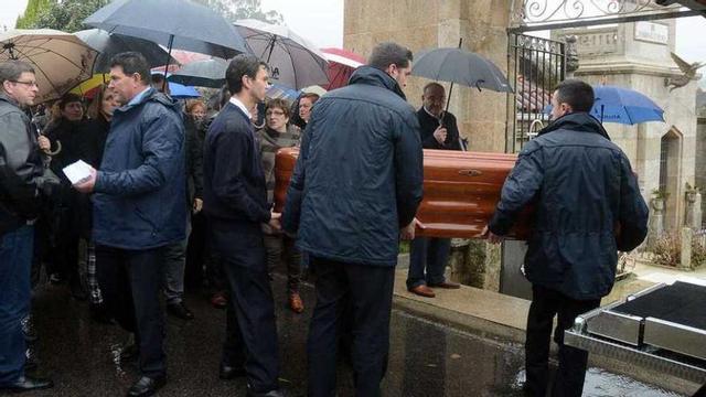 Momento en el que el féretro llega al cementerio de Lérez, donde al final pudo realizarse el entierro. // R. V.