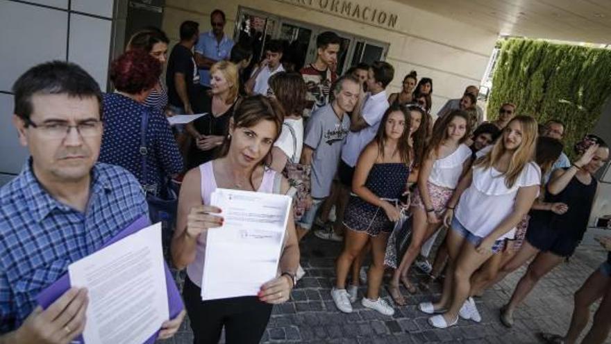 Familias del colegio Carmelitas denuncian que los recortes dejan fuera a nueve alumnos