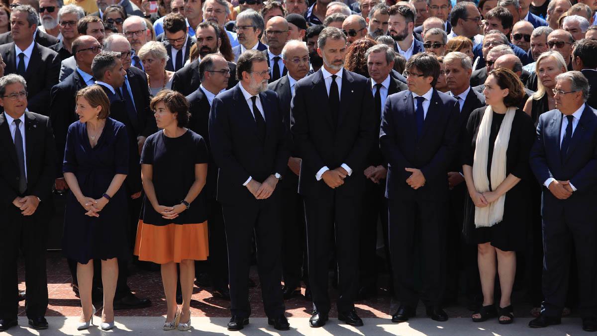 Representantes de las diferentes instituciones políticas durante el minuto de silencio en Barcelona.