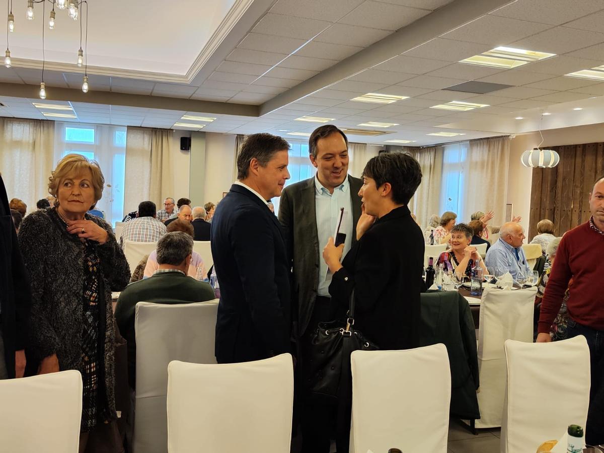 Enrique Rodríguez y Alejandro Vega en una comida de mayores en Villaviciosa