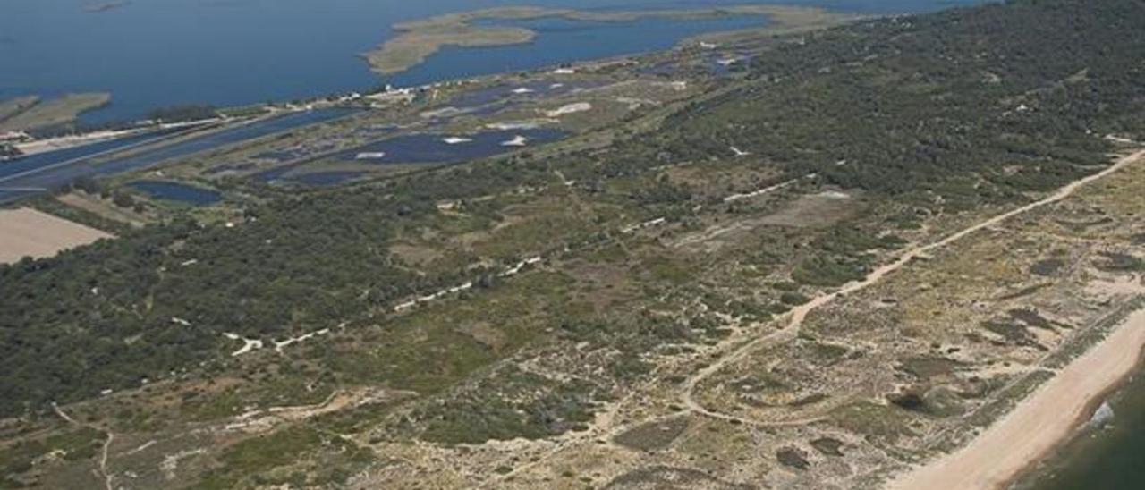 Una imagen aérea de la ‘restinga’, con l’Albufera a la izquierda y el Mediterráneo a la derecha. | LEVANTE-EMV